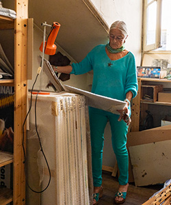 Chantal Rouge dans son atelier